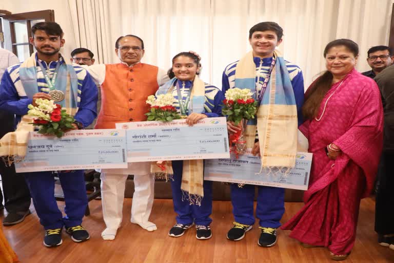 CM Shivraj honored those who brought medals in Deaf Olympics