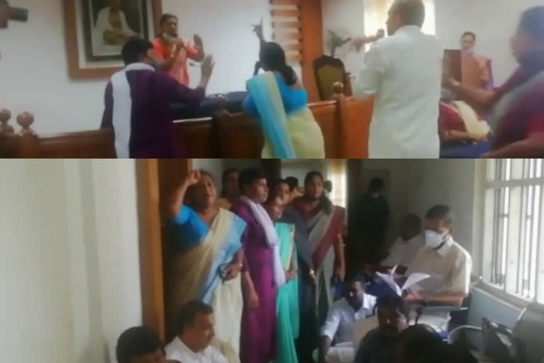 Opposition stopped Kottayam Municipal Council meeting  കോട്ടയം നഗരസഭ കൗൺസിൽ നിർത്തി വയ്‌പിച്ച്‌ പ്രതിപക്ഷം  ചട്ടം ലംഘിച്ച് വിളിച്ചുചേർത്ത കോട്ടയം നഗരസഭ കൗൺസിൽ തടഞ്ഞു  Kottayam Municipal Council meeting convened in violation of the rules  കോട്ടയം നഗരസഭ കൗൺസിലിനെതിരെ പ്രതിപക്ഷം  Opposition against Kottayam Municipal Council