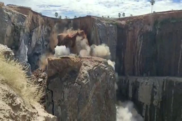 Nellai Stone quarry accident  Police released video of land sliding  ക്വാറി സുരക്ഷിതമാക്കാന്‍ നിയന്ത്രിത സ്ഫോടനം  ക്വാറി സ്ഫോടനം  അടിമത്തിപ്പൻ കുളം ക്വാറി  തിരുനെല്‍വേലി ക്വാറി അപകടം