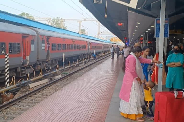 There are no basic facilities at Ranchi Railway Station