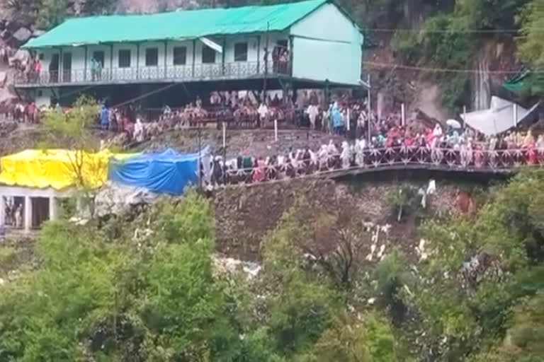 pilgrims stopped in Janki Chatti