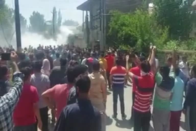 A policeman was killed while his daughter injured in a militant attack in Srinagar  ജമ്മു കശ്‌മീര്‍  തീവ്രവാദി ആക്രമണം  പൊലീസുകാരന്‍ വെടിയേറ്റ് മരിച്ചു  ശ്രീനഗര്‍ തീവ്രവാദി ആക്രമണം  സൗര മേഖലയില്‍ തീവ്രവാദി ആക്രമണം  ജമ്മു കശ്മീരിലെ സൗര മേഖലയില്‍ തീവ്രവാദി ആക്രമണം