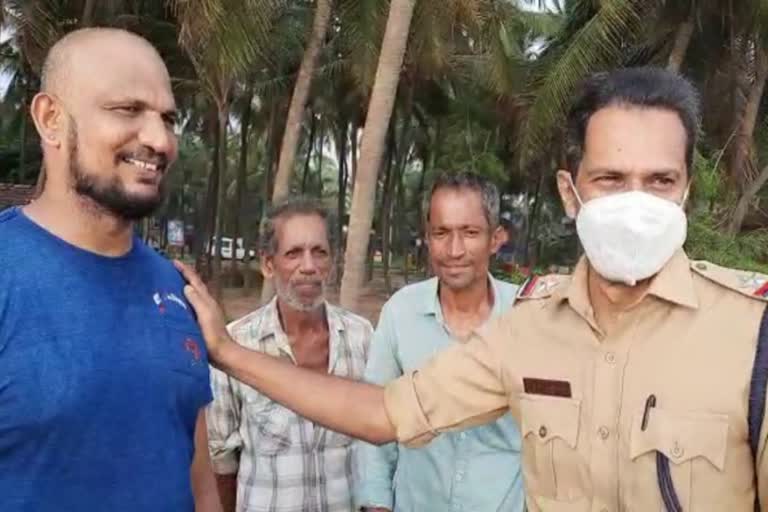 Kunjikrishnan rescues three fishermen after boat capsize in Kasargod  തോണിമറിഞ്ഞ് മൂന്ന് മത്സ്യത്തൊഴിലാളികൾ കടലിലകപ്പെട്ടു  കടലിലകപ്പെട്ട മത്സ്യത്തൊഴിലാളികളെ രക്ഷിച്ച് കുഞ്ഞികൃഷ്‌ണൻ  കാസർകോട് ബോട്ട് മറിഞ്ഞ് അപകടം  Kasargod Kanhangad Punchavi boat capsizes  കാഞ്ഞങ്ങാട് പുഞ്ചാവി തോണിമറിഞ്ഞു