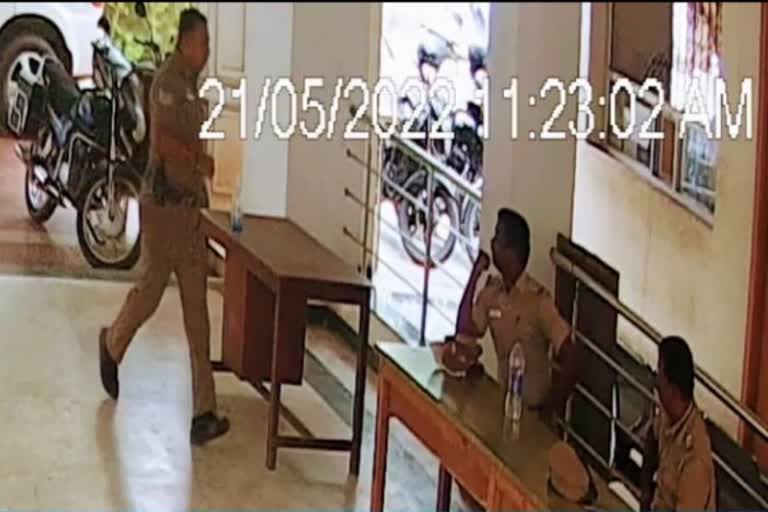 SI saves colleague from chocking  CCTV captures his heroic action  കോണ്‍സ്റ്റബിളിന്‍റെ തൊണ്ടയില്‍ ഭക്ഷണ ഭാഗം കുടുങ്ങി  സഹപ്രവര്‍ത്തകനെ രക്ഷിച്ച് എസ് ഐ  തൊണ്ടയില്‍ ഭക്ഷണം കുടുങ്ങി  മേട്ടുപാളയത്ത് പൊലീസുകാരന്‍റെ തൊണ്ടയില്‍ ഭക്ഷണം കുടുങ്ങി  രക്ഷകനായി മേട്ടുപാളയം എസ് ഐ