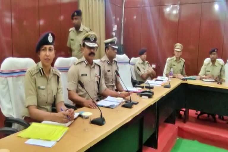 डीजीपी की पुलिस अधिकारियों के साथ बैठक