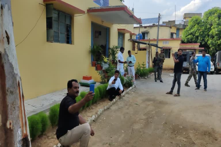 people-come-to-murhu-police-station-to-take-selfies-with-gardening-in-khunti