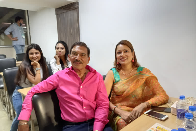 Arun Lal and his wife Bulbul enjoy IPL 2022 eliminator match in Eden gardens