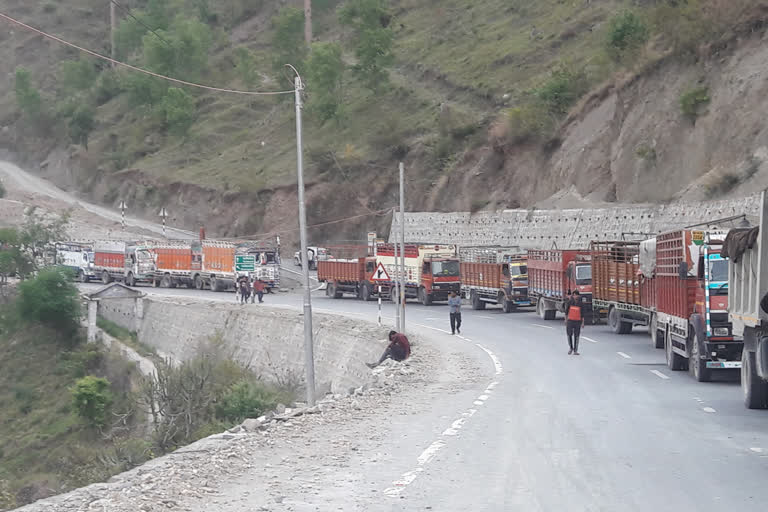 cab falls into Srinagar Kargil highway