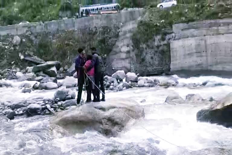 girl trapped in the Beas river