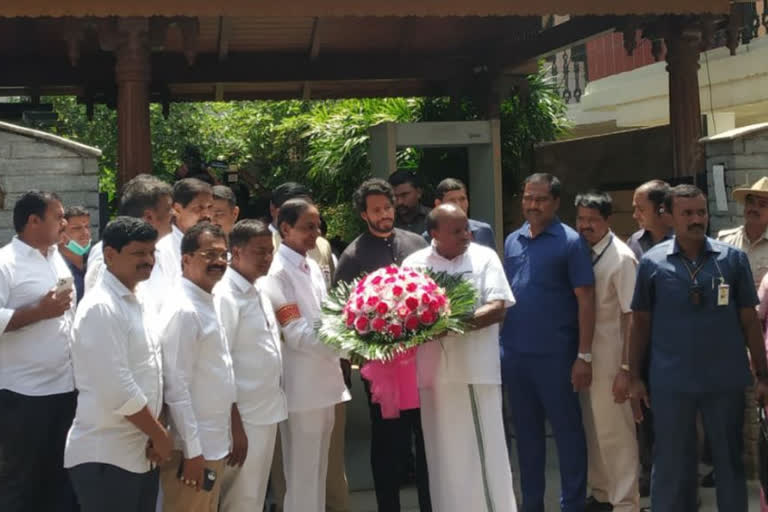 Telangana CM K Chandrasekhar Rao Visits Ex PM HD Deve Gowda's House