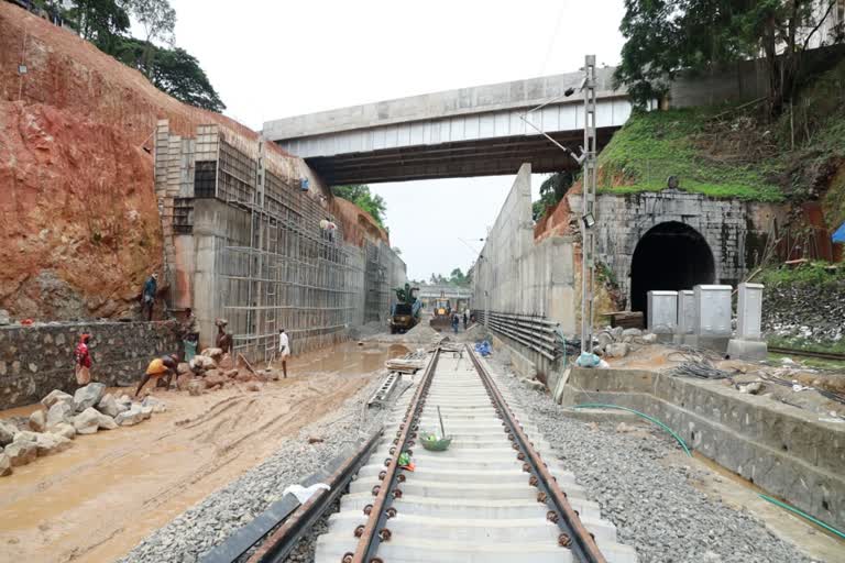 കോട്ടയം തുരങ്ക പാത ഇനിയില്ല  The Kottayam tunnel is no more  പാത ഇരട്ടിപ്പിക്കല്‍  Doubling the path  ഇരട്ടത്തുരങ്കങ്ങളെ ഒഴിവാക്കി പാത നിര്‍മിച്ചു  The path was constructed by avoiding double tunnels  Kottayam Railway Cross  removing the double tunnels at Kottayam Railway Cross  A new track has been constructed at Kottayam Railway Cross  കോട്ടയം റെയില്‍ വേ ക്രോസ്  കോട്ടയം റെയില്‍ വേ ക്രോസ് ഇരട്ടത്തുരങ്കങ്ങള്‍  കൗതുകമായ ഇരട്ടത്തുരങ്കങ്ങള്‍  കോട്ടയത്ത് ഇരട്ടത്തുരങ്കങ്ങളെ ഒഴിവാക്കി പാത നിര്‍മിച്ചു