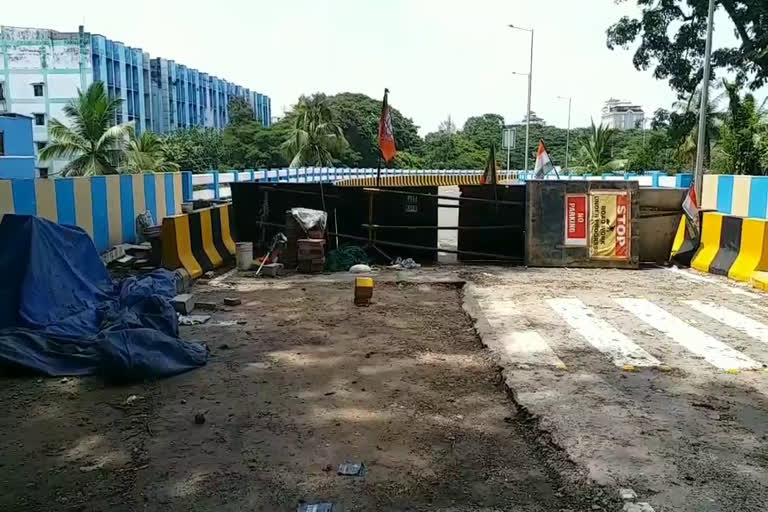 Thiruvananthapuram Medical College New flyover  Medical College New flyover approach road collapsed  മെഡിക്കൽ കോളജ് മേൽപ്പാലത്തിന്‍റെ അപ്രോച്ച് റോഡ് ഇടിഞ്ഞുതാഴ്ന്നു  തിരുവനന്തപുരം മെഡിക്കൽ കോളജ് മേൽപ്പാലം  റോഡ് ഇടിഞ്ഞു