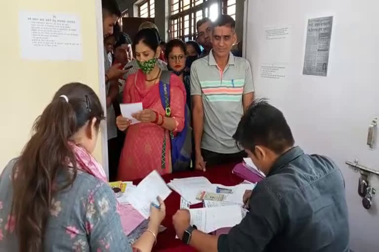 Crowd gathered to return ration card in Kotdwar