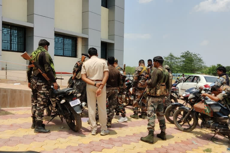 Polling personnel leave for highly naxal affected area