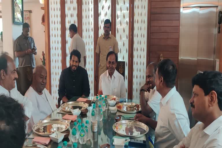 cm-kcr-had-special-lunch-in-hd-deve-gowda-house