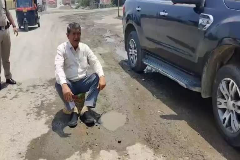 Harish Rawat protest on road