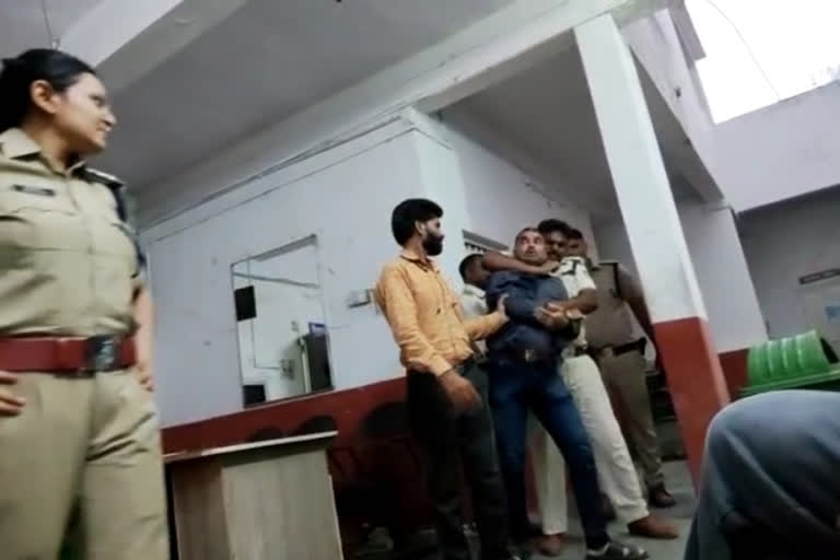 Shajapur High voltage drama of youth inside Police station