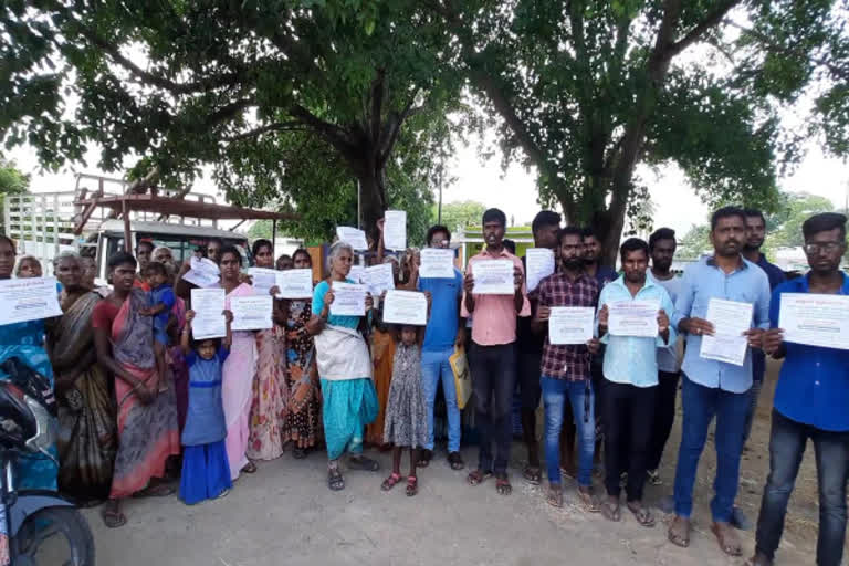 லஞ்சம் பெறுவதாக அலுவலருக்கு எதிராக குற்றம் சாட்டி கிராம இளைஞர்கள் நூதன போராட்டம்