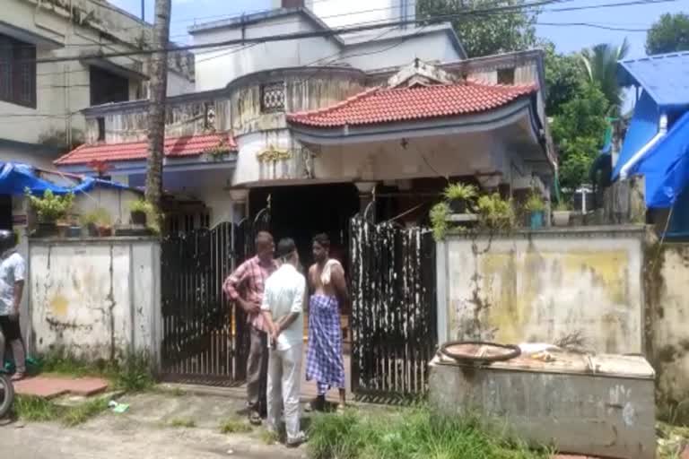 hate slogan at Popular Front rally Child and father went hiding  Child and father went hiding who chanted hate slogan  വിദ്വേഷ മുദ്രാവാക്യം വിളിച്ച കുട്ടിയുടെ വീട്ടിൽ പരിശോധന  വിദ്വേഷ മുദ്രാവാക്യം വിളിച്ച കുട്ടിയും പിതാവും ഒളിവിൽ  പോപ്പുലർ ഫ്രണ്ട് റാലി വിദ്വേഷ മുദ്രാവാക്യം  പോപ്പുലർ ഫ്രണ്ട് റാലിക്കിടെ കുട്ടിയുടെ മുദ്രാവാക്യം വിളി  പോപ്പുലർ ഫ്രണ്ട് പ്രതിഷേധം വിദ്വേഷ മുദ്രാവാക്യം  Child hate slogan at Popular Front rally