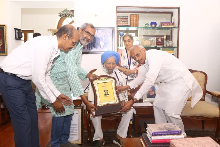 Manmohan Singh honored with Anuvrat Award