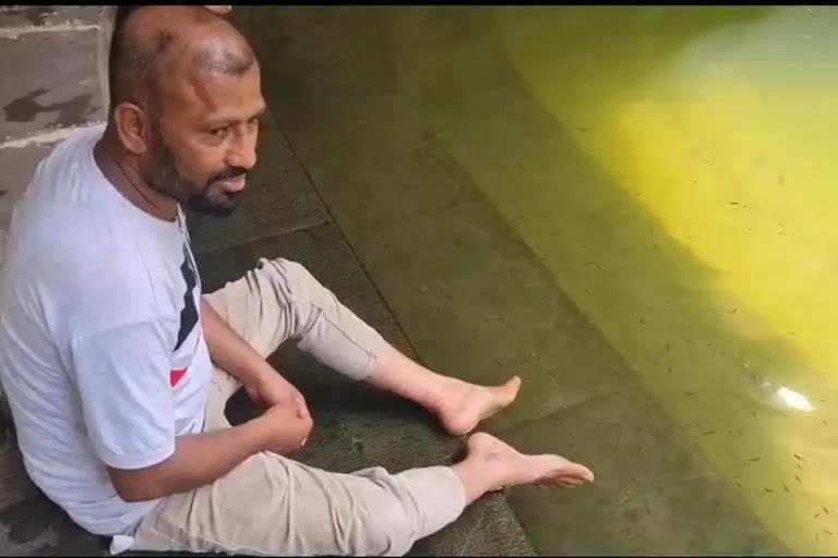 Fish pedicure therapy in the natural pool of Jamia Masjid absolutely free