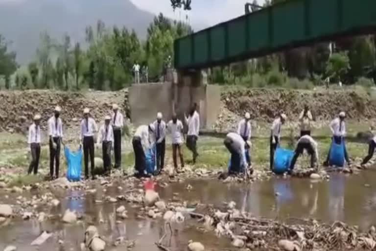 students-participating-in-cleanness-drive-in-dal-lake