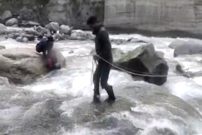 Girl rescued from rapid waters of Beas River in Manali  നദിയൊഴുക്കിൽപ്പെട്ട യുവതിയെ പൊലീസ് സംഘം രക്ഷപ്പെടുത്തി  മണാലി ബിയാസ് നദിയിൽ യുവതി  കുത്തിയൊഴുകുന്ന ബിയാസ് നദിയ്‌ക്ക് കുറുകെ യുവതി  ഹിമാചൽ പ്രദേശ് പൊലീസ് സംഘത്തിന്‍റെ രക്ഷാപ്രവർത്തനം  woman in the middle of Beas River in Kulu Manali  woman attempt to suicide on beas river  ബിയാസ് നദിയിൽ യുവതിയുടെ ആത്മഹത്യ ശ്രമം