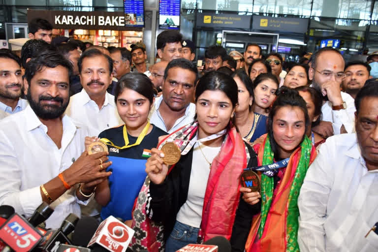 A Grand welcome to boxer Nikhat Zareen and Shooter Eesha sing at Shamshabad Airport