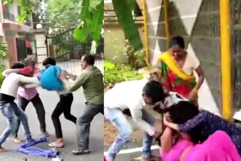 two families who come for counselling fight infront of the police station  two families fight infront of the police station Patna  മുടിയിൽ കുത്തിപ്പിടിച്ചും ബെൽറ്റിട്ടടിച്ചും ബന്ധുക്കൾ  പട്‌ന പൊലീസ് സ്റ്റേഷനുമുന്നിൽ തമ്മിലടിച്ച് രണ്ട് കുടുംബം  കുടുംബതർക്കം പരിഹരിക്കാൻ എത്തിയവർ തമ്മിലടി  കൗൺസിലിങ്ങിനായി വിളിച്ചുവരുത്തിയ കുടുംബങ്ങൾ സംഘർഷം  പട്‌ന വനിത പൊലീസ് സ്റ്റേഷനിലെത്തിയവർ തമ്മിൽ സംഘർഷം  പട്‌ന രണ്ട് കുടുംബം തമ്മിൽതല്ല്  quarel between two families in patna