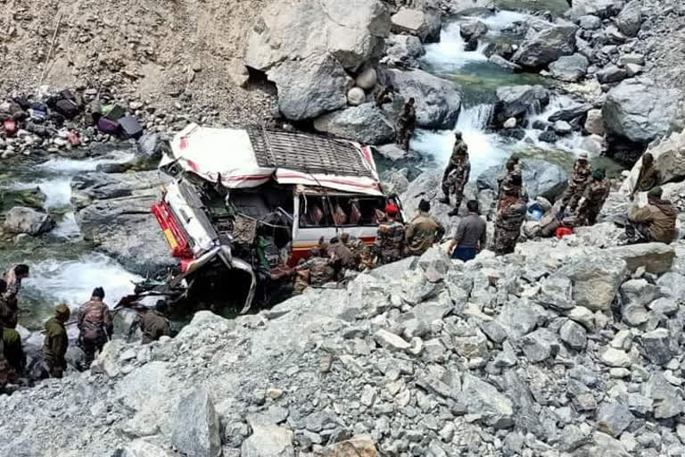 Seven Army soldiers killed in road accident in Ladakh Turtuk sector  Ladakh accident Seven Army soldiers killed  ലഡാക്കിൽ വാഹനാപകടത്തിൽ ഏഴ് സൈനികർ കൊല്ലപ്പെട്ടു  ലഡാക്ക് റോഡപകടം ഏഴ് സൈനികർ കൊല്ലപ്പെട്ടു  ലഡാക്ക് തുർതുക് സെക്‌ടർ അപകടം  Ladakh Turtuk sector accident  Seven Indian Army soldiers killed  ഏഴ് ഇന്ത്യൻ സൈനികർ കൊല്ലപ്പെട്ടു