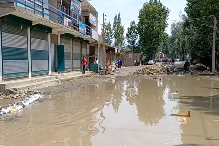 master plan pipeline leakage again in bemina budgam, residents suffer