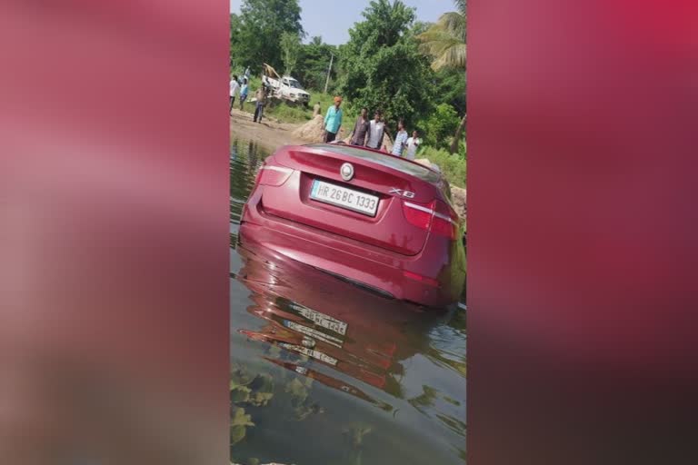 Depressed man sinks BMW car in Cauvery river at karnataka  karnataka Depressed man sinks BMW car in Cauvery river  ബിഎംഡബ്ല്യു കാർ കാവേരി നദിയിലൊഴുക്കി വിഷാദരോഗി  മാണ്ഡ്യ ബിഎംഡബ്ല്യു കാർ നദിയിലൊഴുക്കി യുവാവ്  കർണാടക ബിഎംഡബ്ല്യു കാർ നദിയിലൊഴുക്കി  Depressed man sinks BMW car Mandya