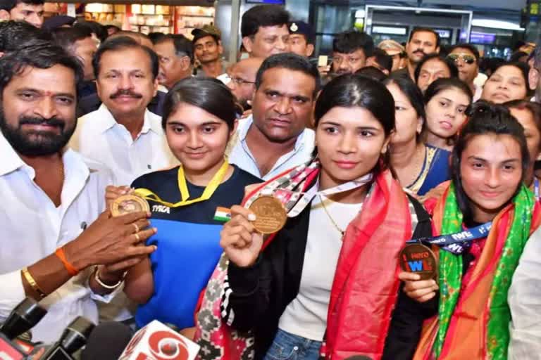 GRAND WELCOME  boxing news  nikhat zareen  Esha Singh  Telangana Sports Ministry  sports news in hindi  Turkey  world boxing championship  विश्व बॉक्सिंग चैम्पियनशिप  निकहत जरीन  तुर्की  गोल्डन गर्ल  स्वागत  ईशा सिंह  विश्व निशानेबाजी चैंपियनशिप  स्वर्ण