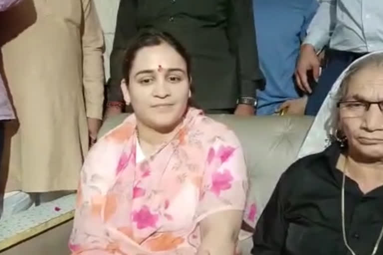 aparna yadav in noida