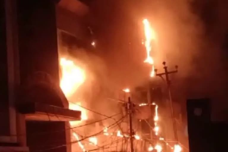 Fire in Noida  fire incident in noida  Fire in ATM due to short circuit in Noida  Fire brigade extinguished fire  नोएडा में आग  नोएडा में आग की घटना  नोएडा में शॉर्ट सर्किट से एटीएम में लगी आग  फायर ब्रिगेड ने आग पर पाया काबू