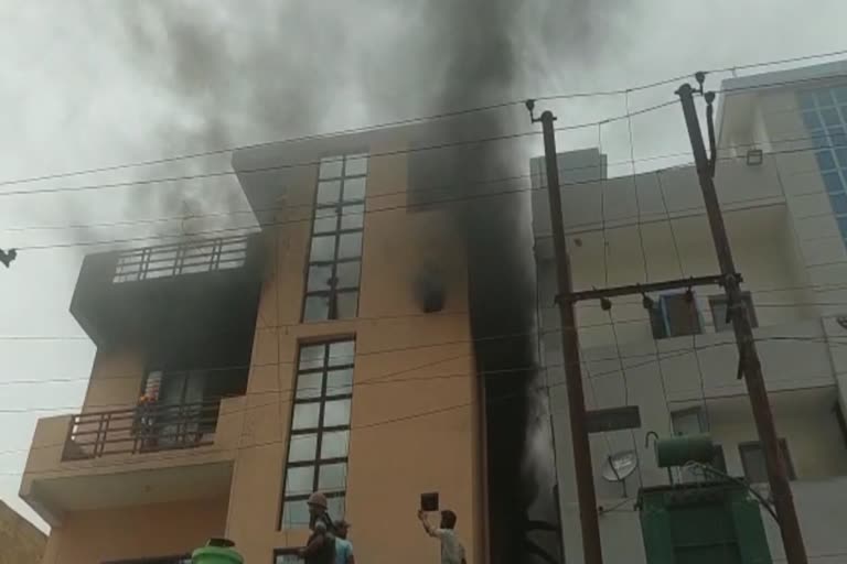 massive-fire-in-ghaziabad-toy-factory-many-fire-tenders-present-on-spot