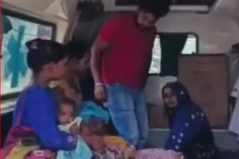 pregnant woman birth to the baby girl in Bus