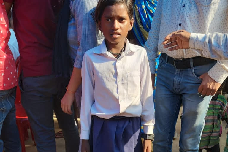 Bihar: Jamui girl who hopped to school gets artificial limb after video ...