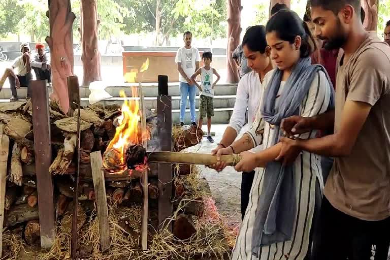 Daughters performed last rites of father in Korba