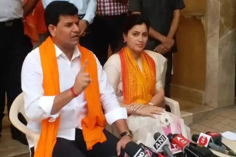 Rana couple recites Hanuman Chalisa