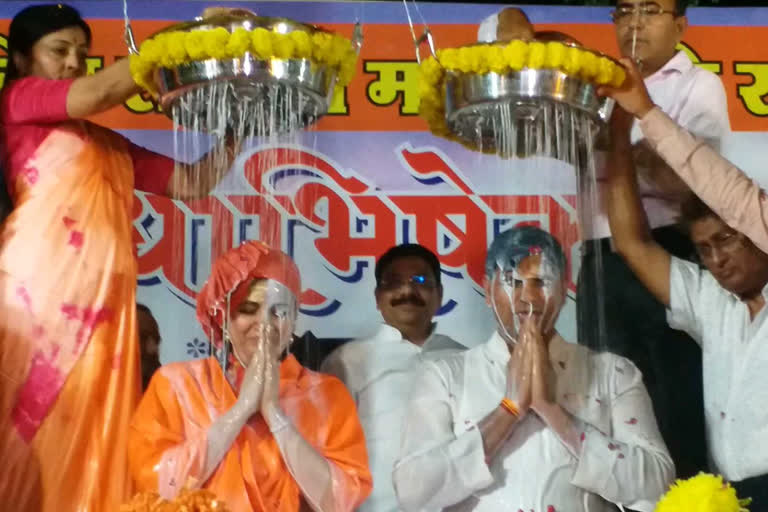 Milk coronation Of Navneet Rana And Ravi Rana After reached At His Home In Amravati