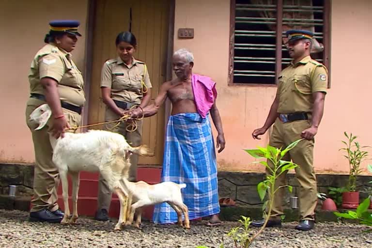 Kalloorkad jana maithri police help  തെരുവുനായയുടെ ആക്രമണത്തില്‍ നഷ്‌ടമായ ആടിനെ എത്തിച്ച് പൊലീസ്  കർഷകന് താങ്ങായി ഇടുക്കിയിലെ ജനമൈത്രി പൊലീസ്  Kalloorkad jana maithri police