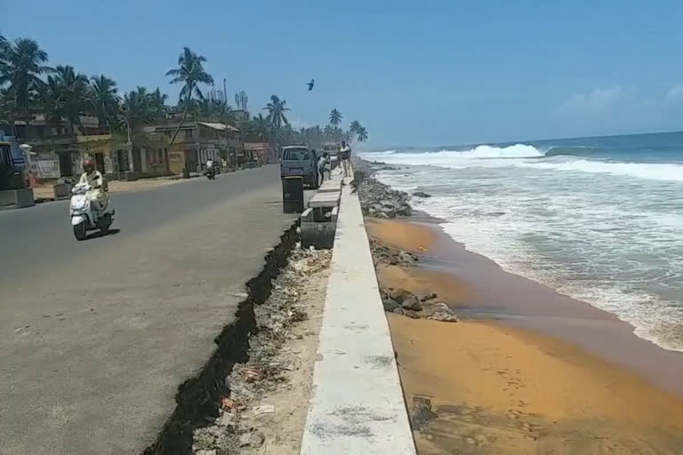 ശംഖുമുഖം എയർപോർട്ട് റോഡ് കടലാക്രമണ ഭീഷണി  ശംഖുമുഖം എയർപോർട്ട് റോഡ് ഡയഫ്രം വാള്‍ അപകടാവസ്ഥ  shangumugham airport road sea attack  shangumugham airport road diaphragm wall  ശംഖുമുഖം റോഡ് ഡയഫ്രം ഭിത്തി  shangumugham airport road latest news