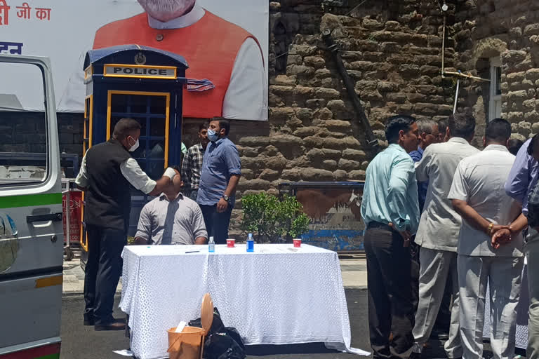 Corona test of police personnel on Mall Road