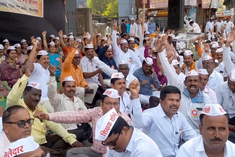 teachers protest in front of collector's office