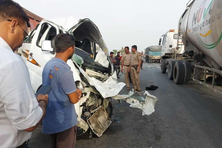 Truck hit jeep and van in Pratapgarh