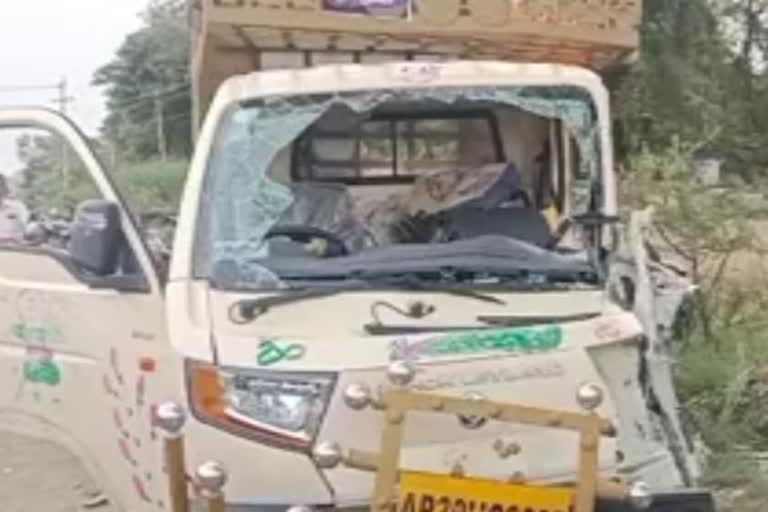 पालनाडु में ट्रक दुर्घटना , truck minivan accident in Palnadu