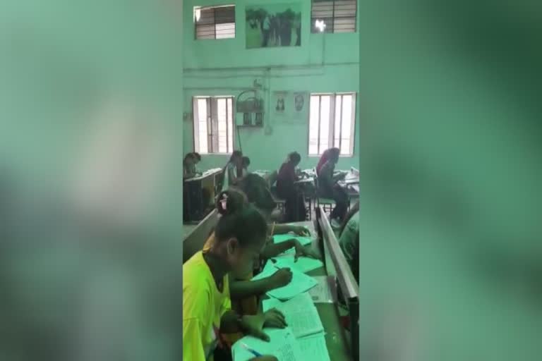 Students openly copying during exams in Bihar  Students openly copying in exams  പരീക്ഷയ്ക്കിടെ വിദ്യാർഥികളുടെ കോപ്പിയടി  ബിഹാറിൽ പരീക്ഷയ്ക്കിടെ വിദ്യാർഥികൾ കോപ്പിയടിച്ചു  ബിഹാറിൽ പരീക്ഷയ്ക്കിടെ വിദ്യാർഥികൾ പരസ്യമായി കോപ്പിയടിക്കുന്ന വീഡിയോ വൈറൽ  ബിഹാറിലെ പരീക്ഷകൾ കോപ്പിയടിക്ക് കുപ്രസിദ്ധം  പരീക്ഷയ്ക്കിടെ കോപ്പിയടിച്ച് വിദ്യാർഥികൾ