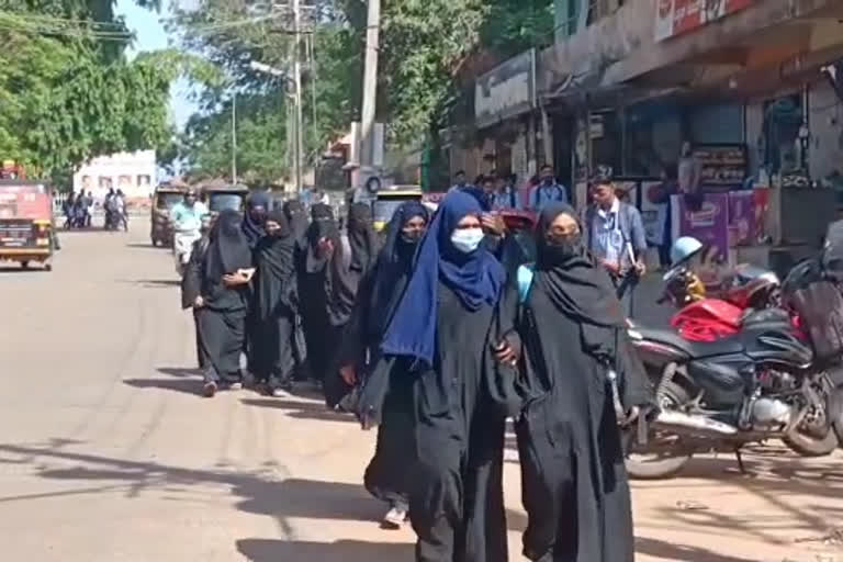 Hijab clad students denied entry to college  Hijab row  Hijab controversy in karnataka  കർണാടക ഹിജാബ് വിവാദം  മംഗളൂരു യൂണിവേഴ്‌സിറ്റി കോളജ്