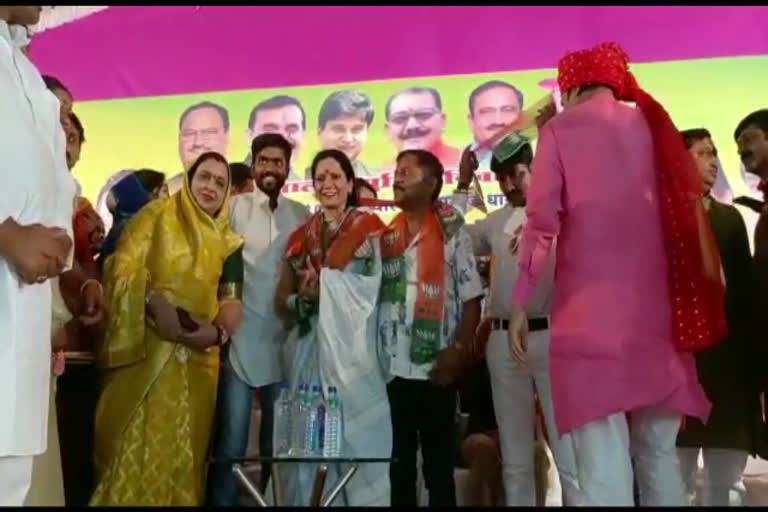 state secretary of Mahila Congress joined bjp